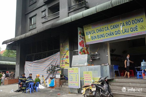 Tin mới nhất vụ cháy chung cư Xa La: Người dân lo lắng soi đèn tìm xe trong hầm - ảnh 1