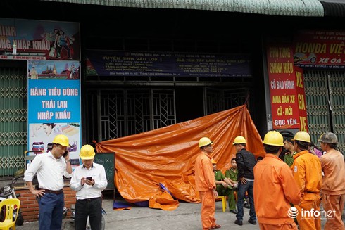 Tin mới nhất vụ cháy chung cư Xa La: Người dân lo lắng soi đèn tìm xe trong hầm - ảnh 2