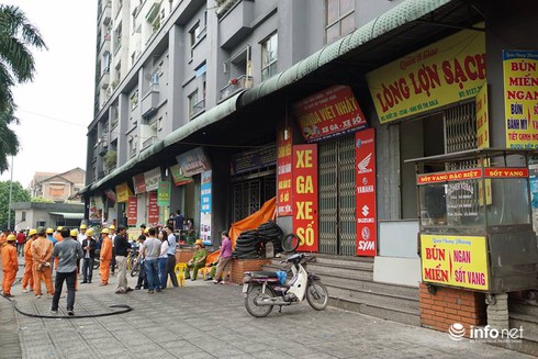 Tin mới nhất vụ cháy chung cư Xa La: Người dân lo lắng soi đèn tìm xe trong hầm - ảnh 3
