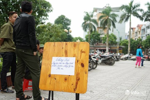 Tin mới nhất vụ cháy chung cư Xa La: Người dân lo lắng soi đèn tìm xe trong hầm - ảnh 4
