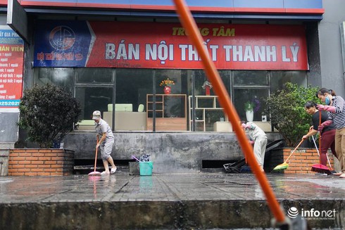 Tin mới nhất vụ cháy chung cư Xa La: Người dân lo lắng soi đèn tìm xe trong hầm - ảnh 5