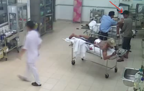Xông vào bệnh viện truy sát đối thủ vì bạn thân bị thương sau hỗn chiến - ảnh 1