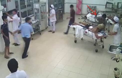 Xông vào bệnh viện truy sát đối thủ vì bạn thân bị thương sau hỗn chiến - ảnh 2