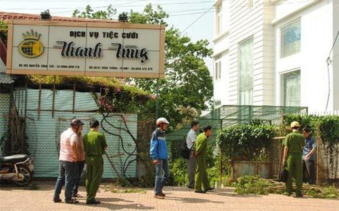 Khởi tố cặp đôi “khỏa thân chôm chỉa” - ảnh 1