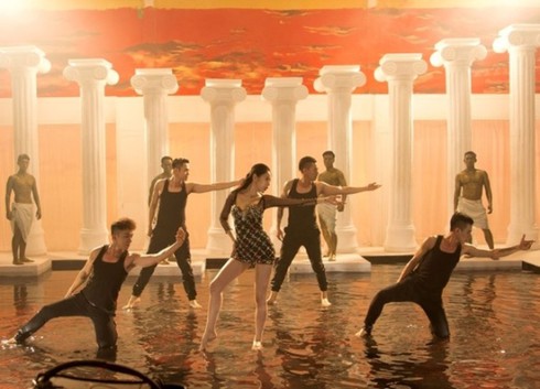 Thủy Tiên ăn mặc gợi cảm, nhảy bốc lửa trong MV mới - ảnh 2