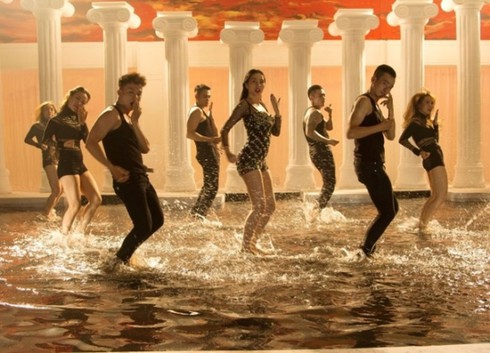 Thủy Tiên ăn mặc gợi cảm, nhảy bốc lửa trong MV mới - ảnh 3