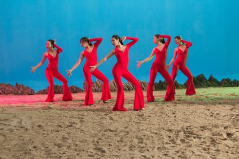 Thủy Tiên ăn mặc gợi cảm, nhảy bốc lửa trong MV mới - ảnh 5