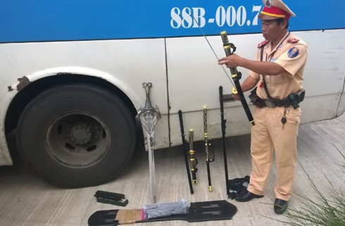 Kiếm Nhật “đi” xe khách - ảnh 1