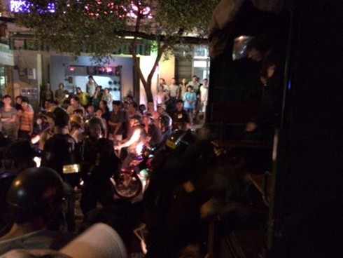 Hàng trăm cảnh sát đội mưa bao vây 'ổ ma tuý' ở quận Bình Thạnh - ảnh 4