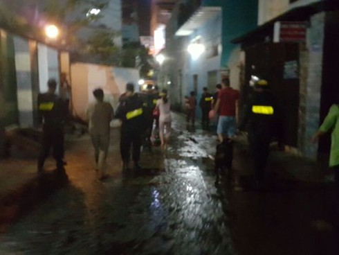 Hàng trăm cảnh sát đội mưa bao vây 'ổ ma tuý' ở quận Bình Thạnh - ảnh 5