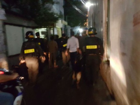 Hàng trăm cảnh sát đội mưa bao vây 'ổ ma tuý' ở quận Bình Thạnh - ảnh 7