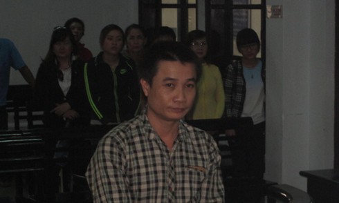 Đòi gái bán dâm phục vụ không được, đập phá quán, chém luôn công an - ảnh 1