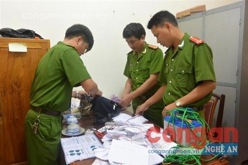 Bắt quả tang 39 đối tượng đánh bạc trong rừng - ảnh 1
