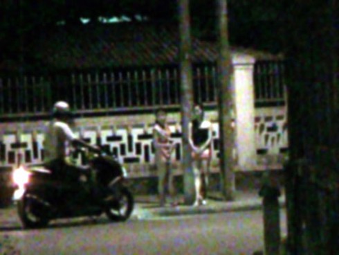 Nhóm bảo kê câu kết gái mại dâm cưỡng đoạt tài sản - ảnh 1