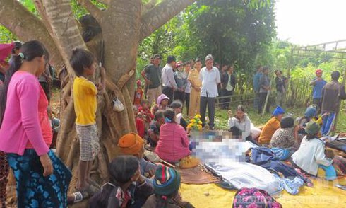 Làng nghèo chìm trong tang tóc sau vụ tai nạn thảm khốc - ảnh 1