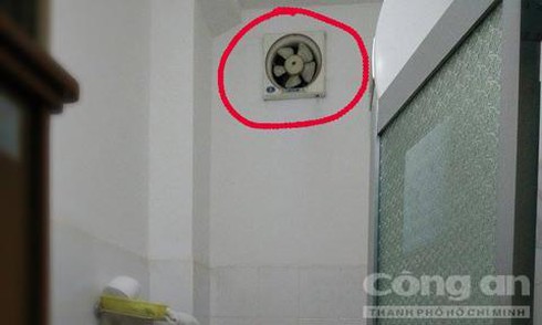 Bắt quả tang một giám đốc dùng điện thoại quay lén phụ nữ đang tắm - ảnh 2