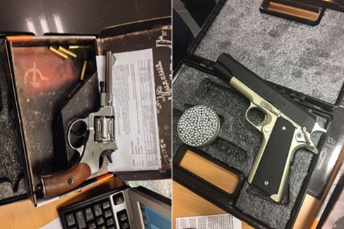 Phát hiện 2 khẩu súng, 700 viên đạn nhập khẩu qua đường hàng không - ảnh 1