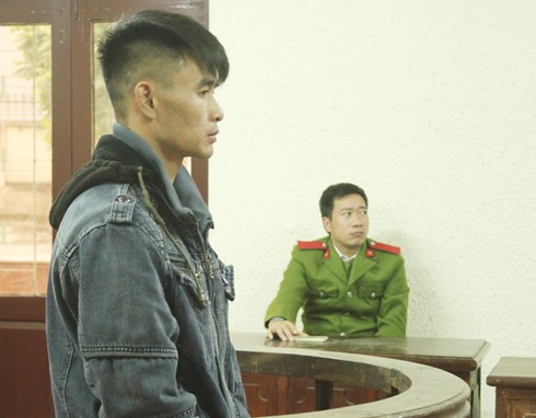 Đập đầu vào vành móng ngựa sau khi nghe tòa tuyên án - ảnh 1