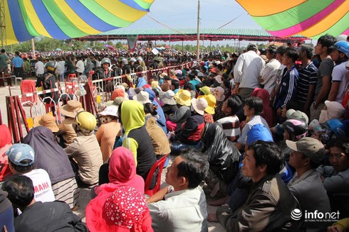 Trời nắng nóng, người dân trèo lên cây xem xử vụ thảm án Bình Phước - ảnh 10