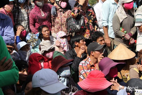 Trời nắng nóng, người dân trèo lên cây xem xử vụ thảm án Bình Phước - ảnh 1