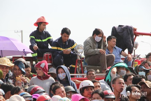 Trời nắng nóng, người dân trèo lên cây xem xử vụ thảm án Bình Phước - ảnh 2