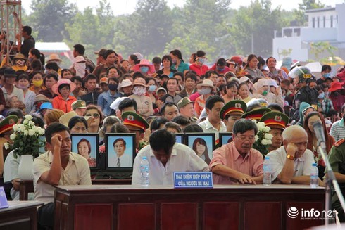 Trời nắng nóng, người dân trèo lên cây xem xử vụ thảm án Bình Phước - ảnh 3