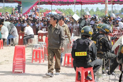 Trời nắng nóng, người dân trèo lên cây xem xử vụ thảm án Bình Phước - ảnh 8