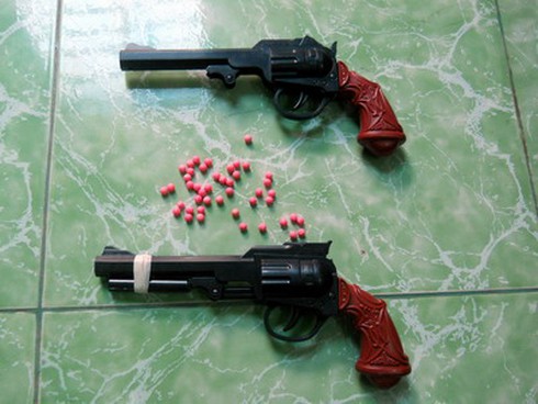 Truy tố kẻ cướp dùng... súng đồ chơi - ảnh 1