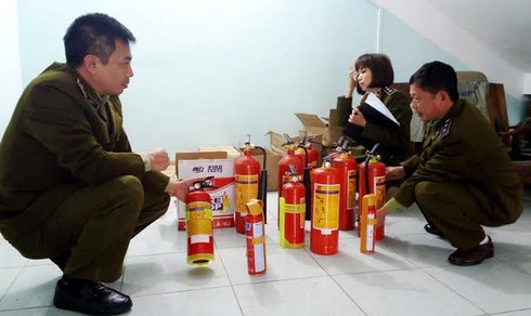 Lào Cai thu giữ nhiều bình cứu hóa Trung Quốc không có tem kiểm định - ảnh 1