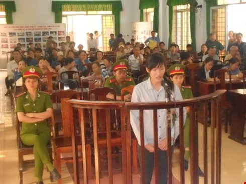 Phạt nặng cô gái cởi áo 'nói chuyện' với công an - ảnh 1