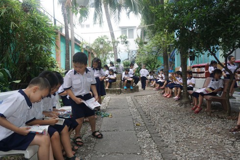 Phụ huynh làm thư viện xanh trong trường tiểu học - ảnh 1