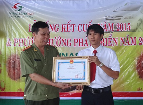 Tài xế taxi chở kẻ đâm người tới thẳng đồn công an - ảnh 1