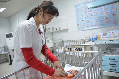 Sưởi than chống rét, bé 18 tháng tuổi tử vong, 4 người nguy kịch - ảnh 1