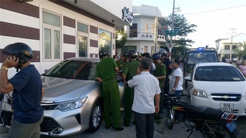 Làm rõ sự việc “chồng” người mẫu Phi Thanh Vân dùng súng dọa bắn người - ảnh 1