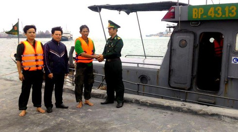 Bộ đội Biên phòng Quảng Nam cứu ngư dân trong sóng lớn - ảnh 1