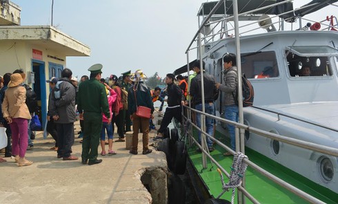 Bộ đội Biên phòng Quảng Nam cứu ngư dân trong sóng lớn - ảnh 2