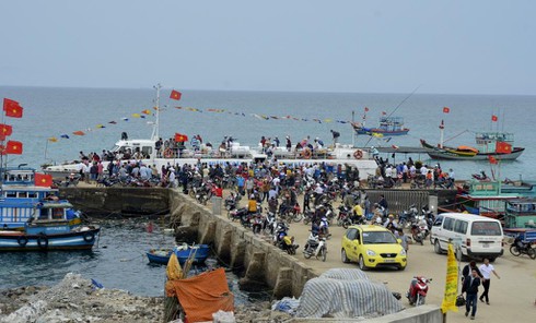 Biển động, hàng ngàn người dân và du khách mắc kẹt ở đảo Lý Sơn - ảnh 1