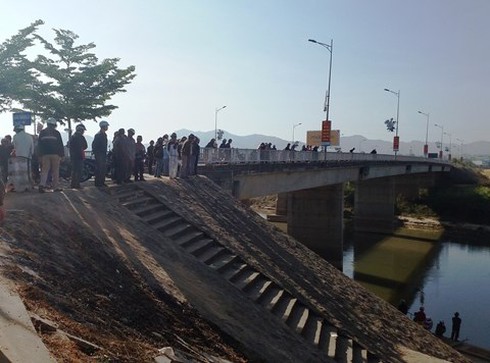 Thi thể người phụ nữ mắc vào lưỡi câu - ảnh 1