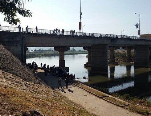 Thi thể người phụ nữ mắc vào lưỡi câu - ảnh 2