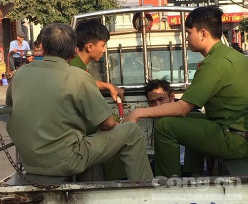 Nhóm cướp rút dao đánh trả lại ‘hiệp sĩ’ - ảnh 2