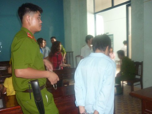 Bắt khẩn cấp gã mua ve chai cưỡng bức nhiều học sinh - ảnh 1