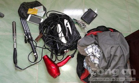 Siêu trộm chui từ gầm bàn ra lấy tài sản - ảnh 2