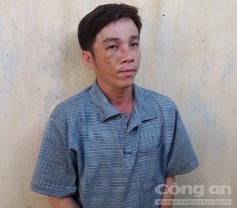 Người phụ nữ tay không đánh tên cướp cầm kim tiêm dính máu - ảnh 1