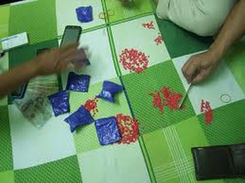 Dắt vợ vào tù - ảnh 1