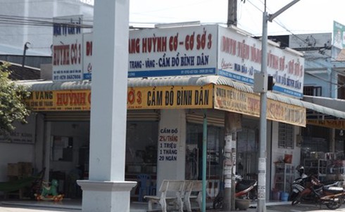 Truy tìm đối tượng tráo hơn 60 tờ 100 USD ở tiệm vàng - ảnh 1