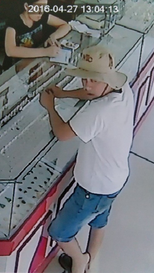 Truy tìm đối tượng tráo hơn 60 tờ 100 USD ở tiệm vàng - ảnh 2