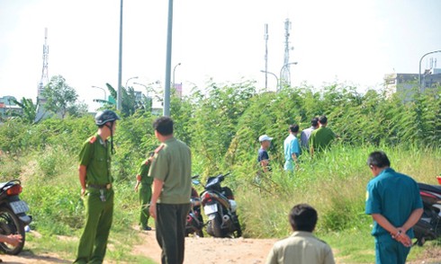 Túng quẫn, hai kẻ bụi đời đâm bác tài xe ôm cướp tài sản - ảnh 1