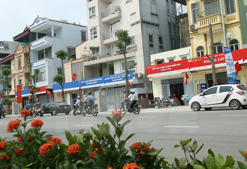 Bị chê dập khuôn, Hà Nội xem xét lại biển hiệu đường Lê Trọng Tấn - ảnh 1