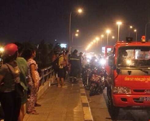 Hai nữ sinh qua cầu, một người nhảy xuống sông mất tích - ảnh 1