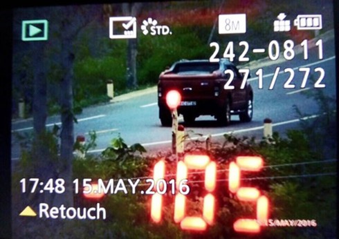 Truy tìm đối tượng tông thẳng vào xe tuần tra của CSGT - ảnh 1